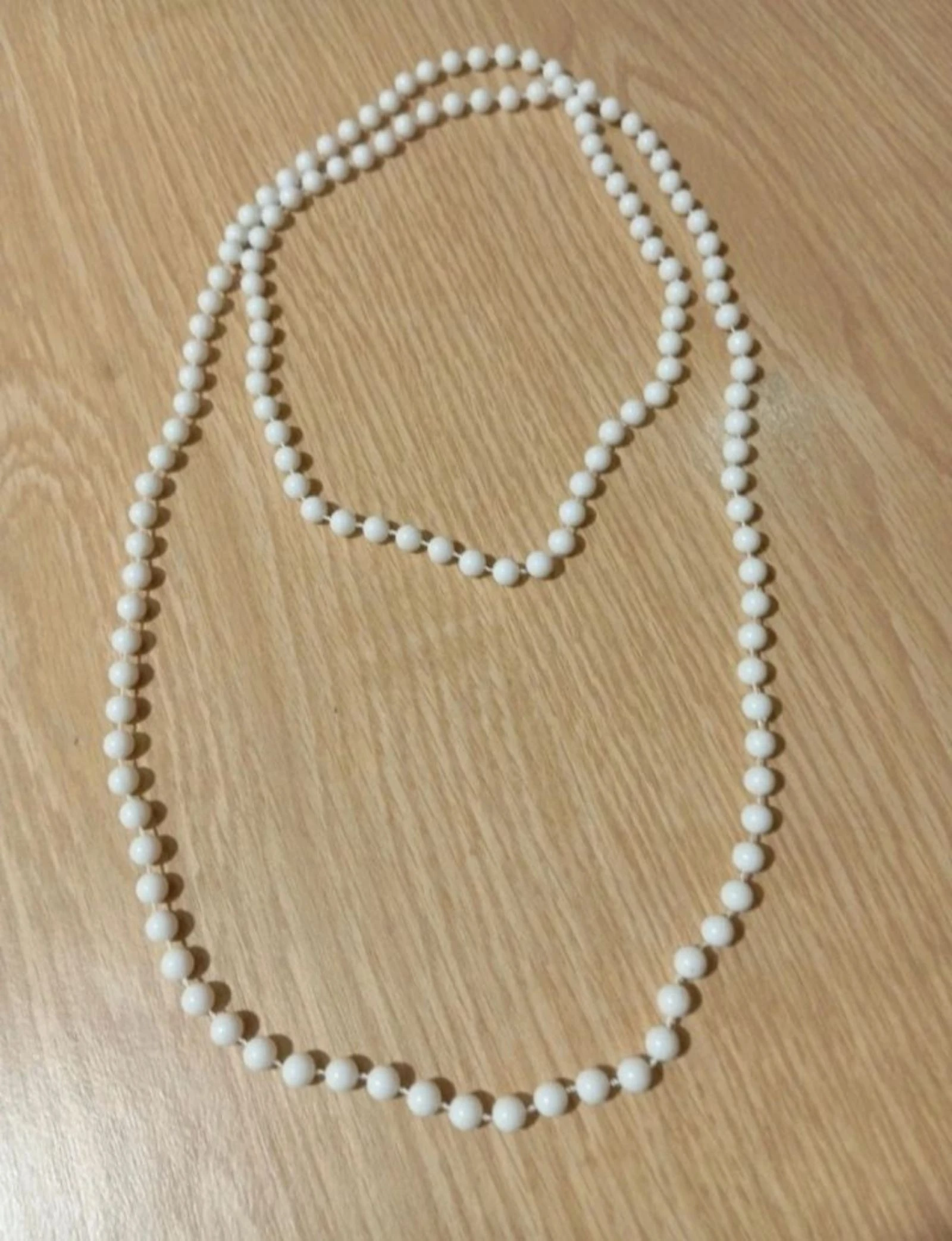 Lange ketting van witte kralen | Collar largo blanco | Collier long blanc – photo 2